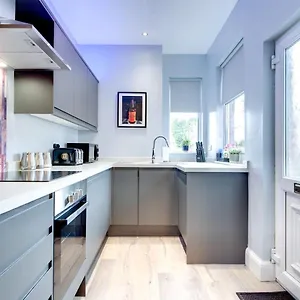 Modern Comfort-family-friendly-near City & Peaks Sheffield